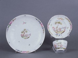 Worcester teabowl and saucer and dish, chinoiserie decoration